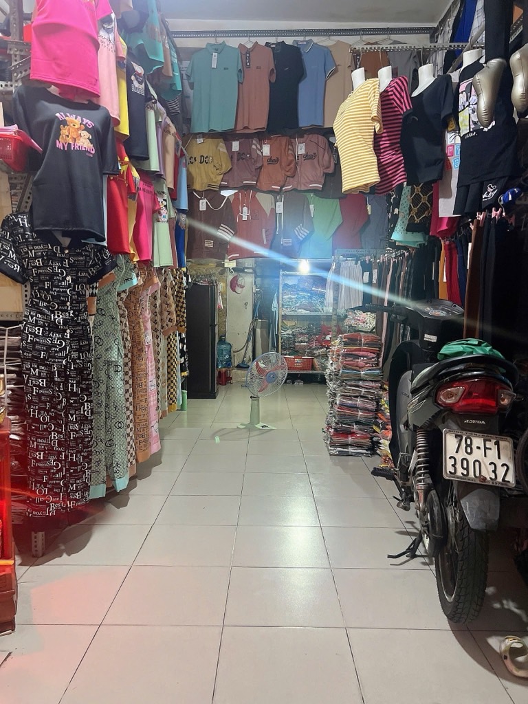 Mặt tiền khu chợ vải Tân Bình, kinh doanh tấp nập.